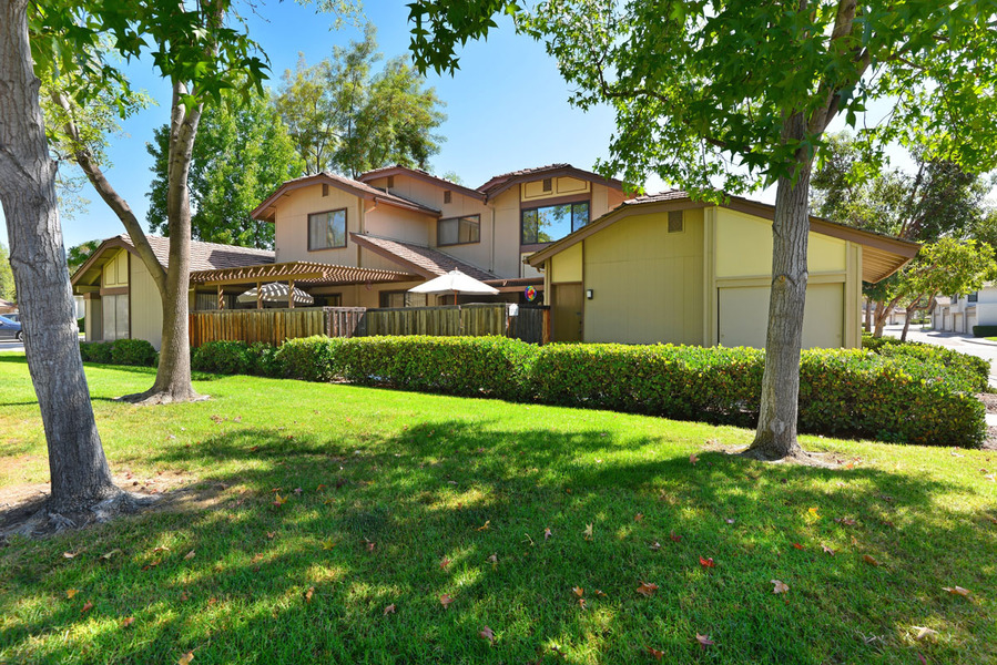 Moderm house with backyard