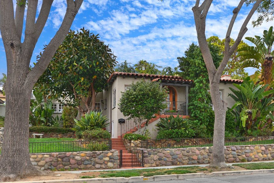 A house surrounding by plants and trees